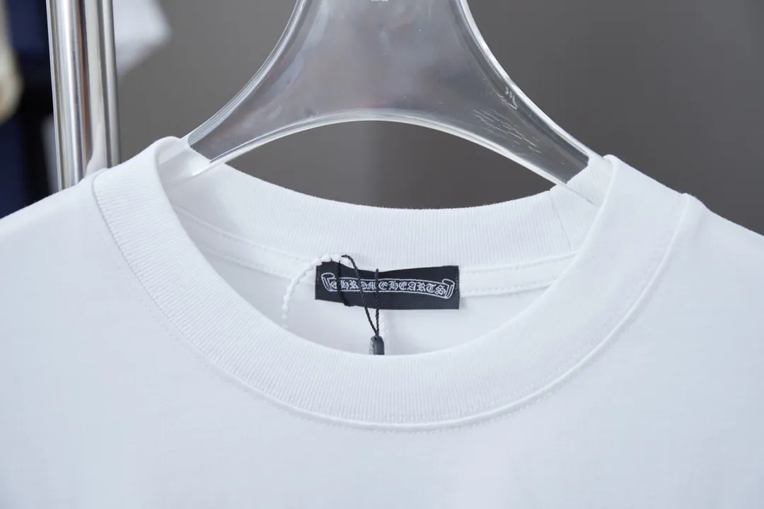 🅿️230 Chrome Hearte 25SS early spring new style Chrome Hearte pattern short-sleeved light luxury essential item for daily commuting for men and women Correct version Welcome to compare Detailed features · 280g 100% pure cotton double yarn jersey fabric · Special thickened 32 pieces of double-strand 1X1 thread in the same vat · Imported Australian matte pearl diamonds ➕ Three-dimensional thick plate texture Chrome Heart letters. Ready-to-wear dyeing Then do the faded fried snowflake process and then wash it to make it look old. Common washing improves the effect · Double-needle stitching and cross-stitch process · Original main mark washed tag brand moisture-proof paper packaging Color: black/white Size: S/M/L/XL